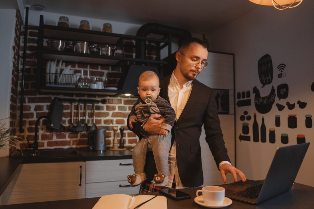 Homme avec enfant travail dans la cuisine